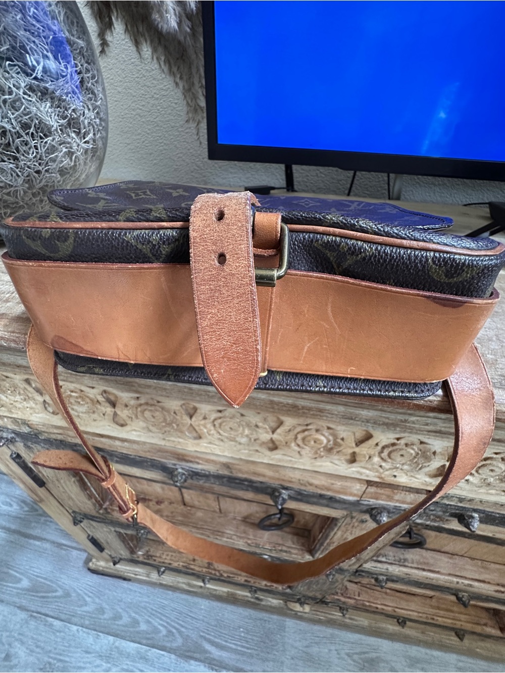 Louis Vuitton Monogram Canvas Messenger Bag with Tan Leather Trim - Picture 15 of 15